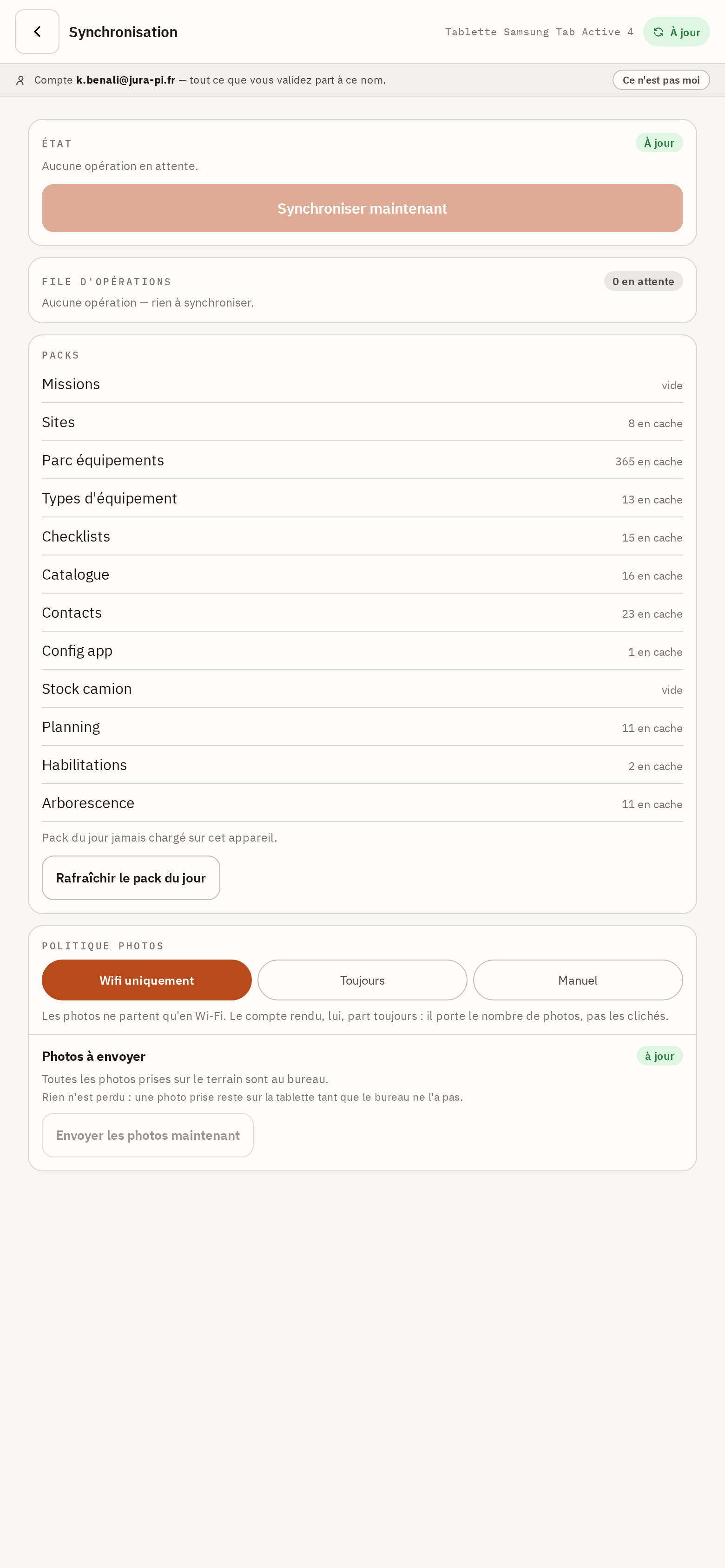 Centre de synchronisation de retour en ligne : pastille verte À jour, chaque opération badgée envoyée.